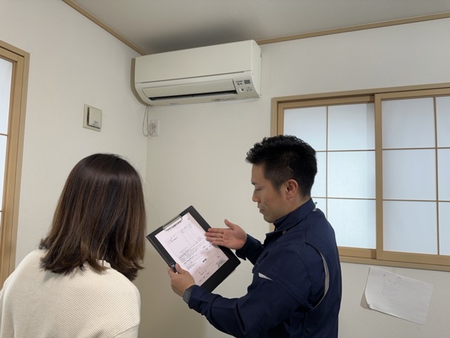 “作業前の説明をしている様子”