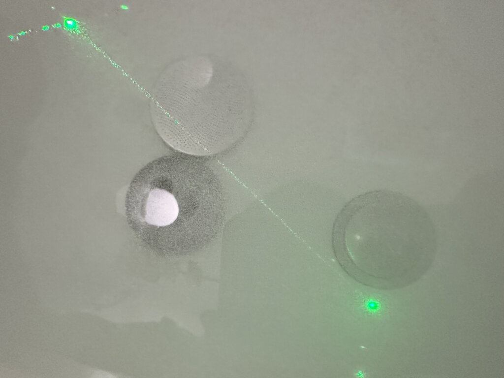 ウルトラファインバブルをレーザーポインターで可視化した様子