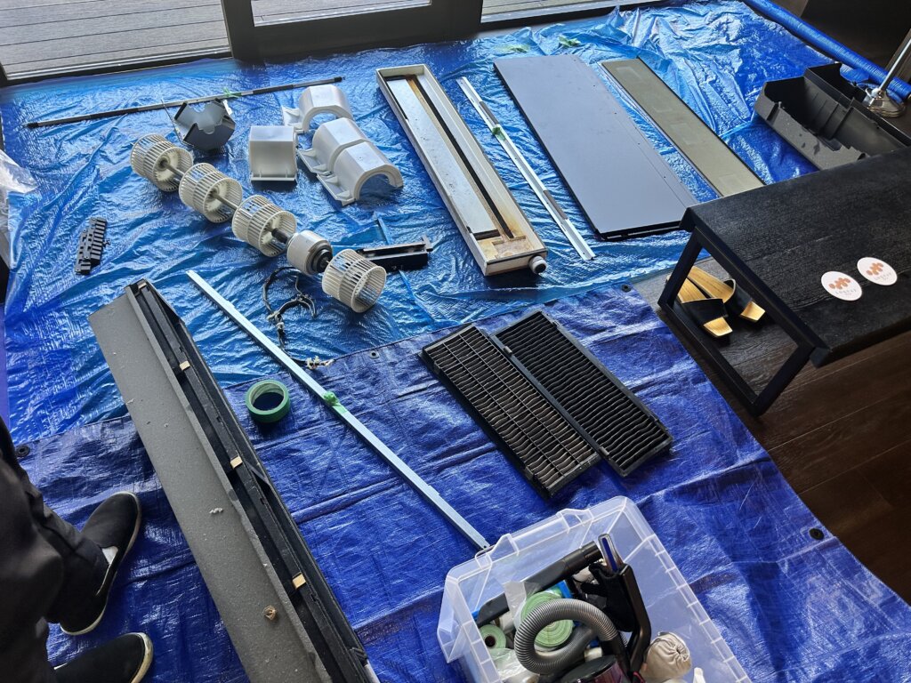 取り外した部品が並んでいる