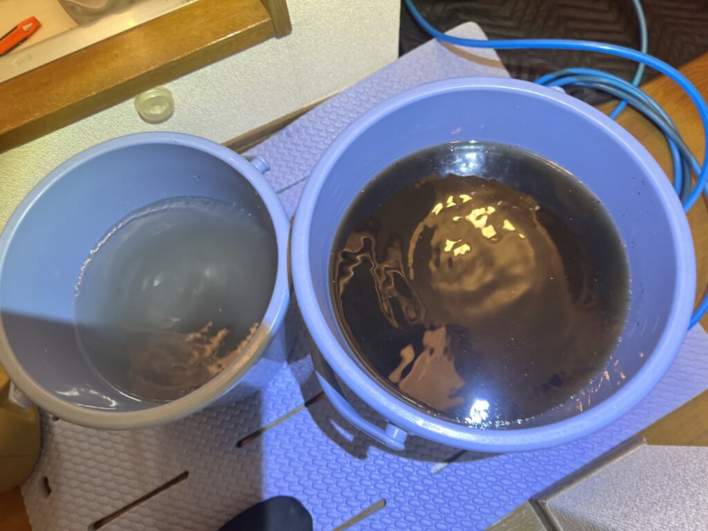 エアコンクリーニング ドレンパン分解で出た汚れ