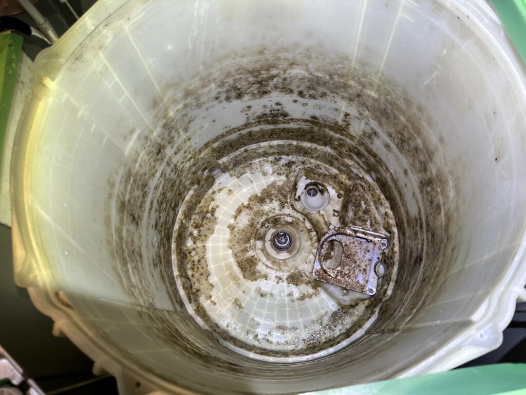 洗濯槽を取り外した内部の状態