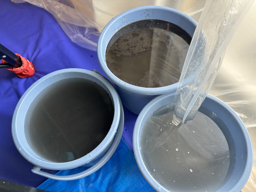 洗浄後に出た汚れた水
